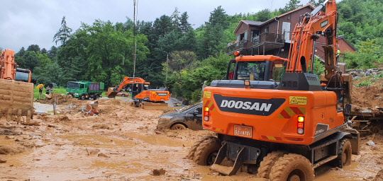3일 오전 경기도 가평군 가평읍 산유리에서 토사에 매몰된 펜션 내부에 사람이 있는 것으로 추정돼 굴착기를 투입한 구조작업이 진행 중이다.  [가평소방서 제공]